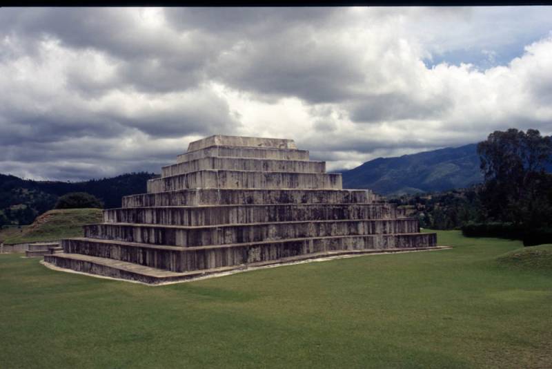 1998-06_09-zaculeu_003.jpg 1998-06_09-zaculeu_003.jpg